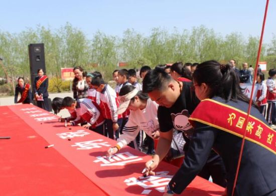 深泽县地税局举办税收园林集中宣传暨诚信