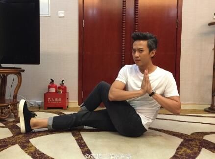 瑜伽垫不是买了落灰的,来看火鸟瑜伽易直播上