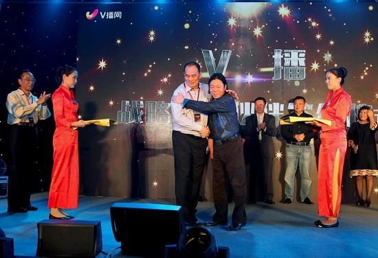 音乐人卞留念签约视频软件 张亚东戴军送祝福