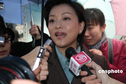 杨澜写博客回应王朔:我老公没有忽悠徐静蕾