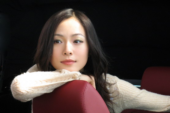 组图:江一燕拍摄时尚大片 娇俏妩媚中变幻