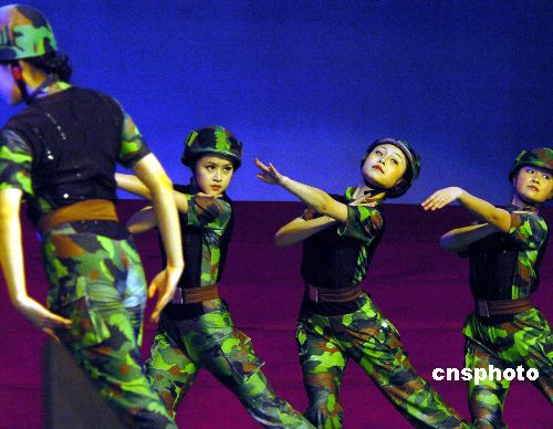 2006年4月30日,解放军驻香港部队的女兵们进行文艺表演.