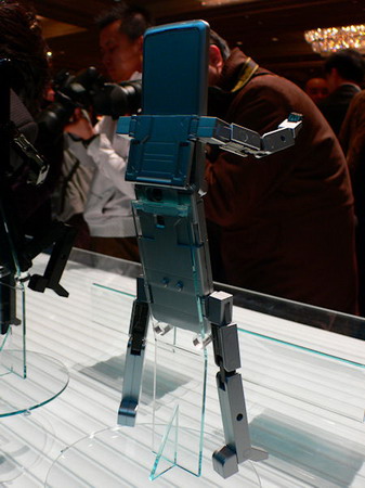 安装特别制作的附件 手机变智能变形机器人(图