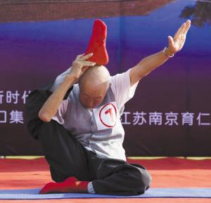 张北一贫困村举办农民瑜伽运动会