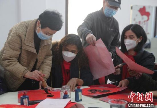 （新春走基层）外国留学生在河北：写福字感受中国年味