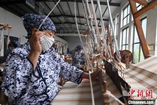 河北冀州传承发展“非遗”田园棉手织布技艺 助农增收致富