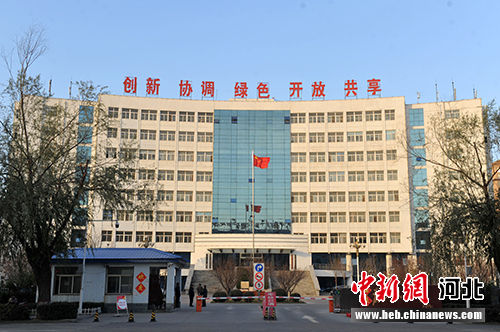 图为容城县政府大楼.  韩冰 摄