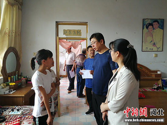 入户了解贫困生资助情况. 枣强县教育体育局供图