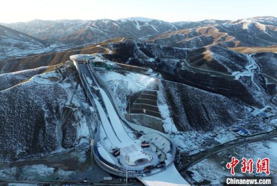 图为位于河北省张家口市崇礼区的国家跳台滑雪中心"雪如意"航拍.