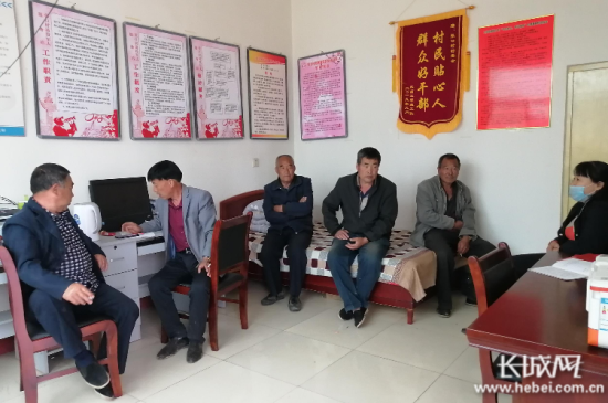 张口村的村干部在开会议事.王依平 供图