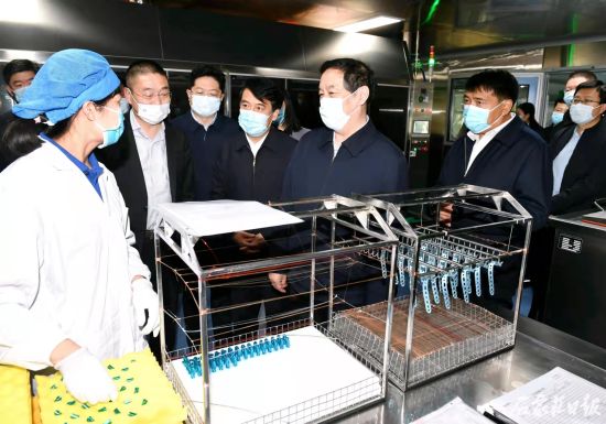 11月9日,市委书记张超超在高新区实地调研了河北瑞鹤医疗器械有限公司