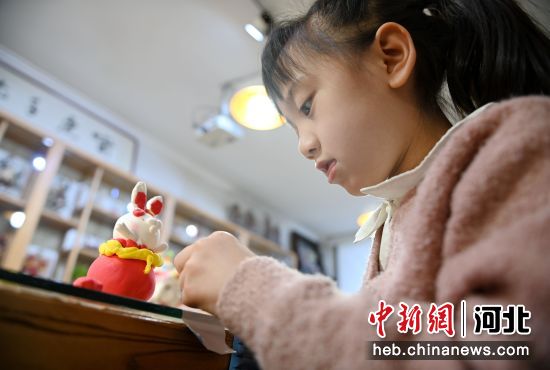 圖為小朋友體驗制作的面塑福袋兔。 周紹宗 攝