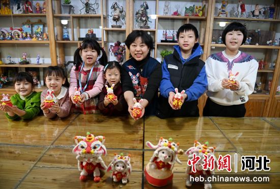 圖為小朋友們展示面塑作品。 周紹宗 攝