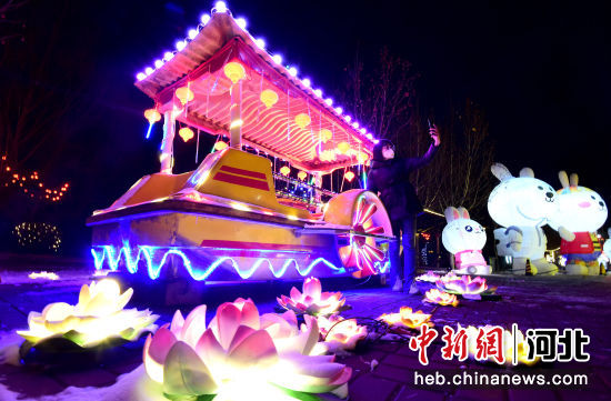 圖為市民在“玉兔呈祥花燈展”上自拍。 郝群英 