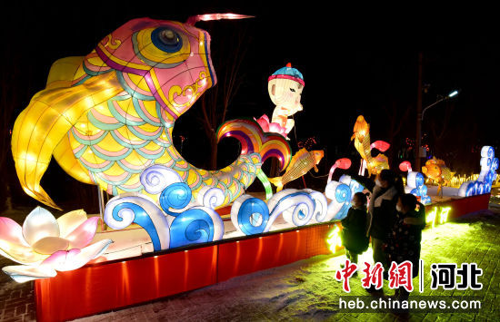 圖為市民在參觀“玉兔呈祥花燈展”。 作者 郝群英