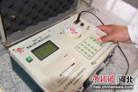 技术人员在通过仪器检测土样中的元素含量。 高雷 摄 技术人员在通过仪器检测土样中的元素含量。 高雷 摄