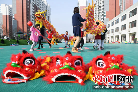 圖為叢臺(tái)區(qū)第三幼兒園的老師在帶領(lǐng)小朋友們體驗(yàn)舞龍。 作者 周紹宗