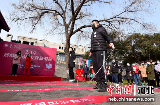 圖為在“愛情斑馬線交友聯誼會”活動上，單身青年在進行跳繩比賽。 郝群英