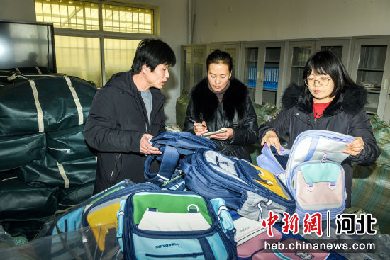 河北涿州捐赠书包暖心助学