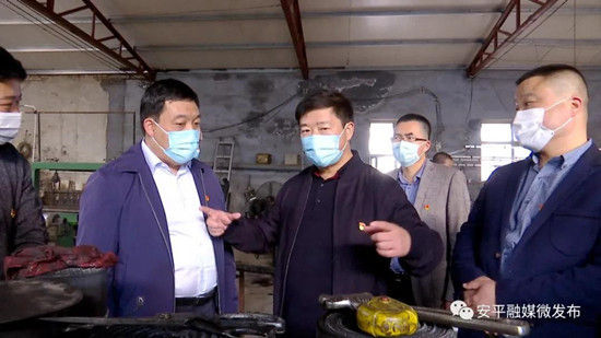 安平县委书记曹向东到台城村开展网都夜话活动
