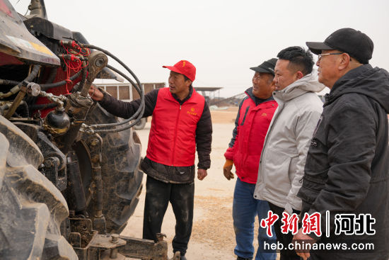 河北任丘开展农机体检保春耕活动